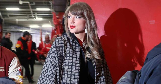 Taylor Swift nimmt am Playoff-Spiel der Chiefs gegen die Texans von Travis Kelce teil

