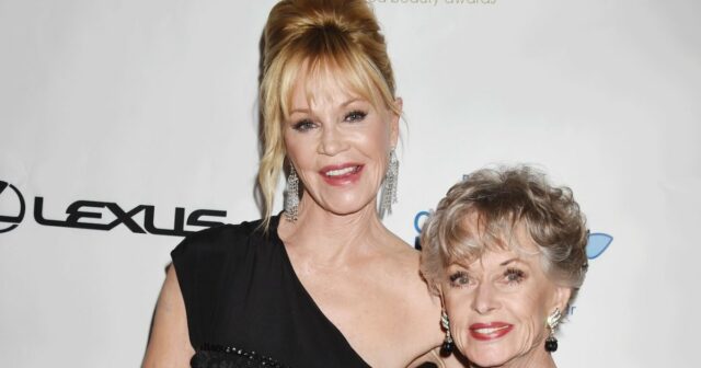 Melanie Griffith gewährt einen seltenen Blick auf Mutter Tippi Hedren, als sie 95 wird

