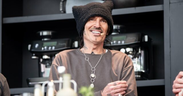 Tommy Lee kritisiert Musiker, die ihre Arbeit inmitten von Bränden in LA fördern

