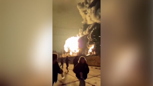 Feuer auf die große russische Ölraffinerie nach dem ukrainischen Drohnenangriff

