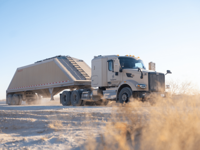 Kodiak machte seinen ersten fahrerfreien LKW -Lieferungen an den Atlas Energy Client

