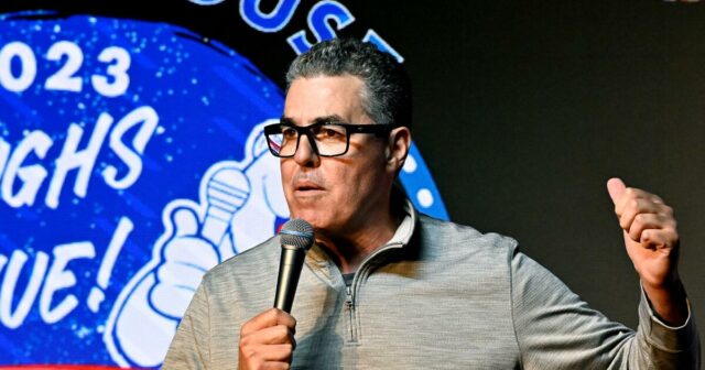 Adam Carolla über die Räumung seines Hauses in Malibu, das Verlassen Kaliforniens und seine Witze über das Feuer: „Stellen Sie sicher, dass es lustig ist“

