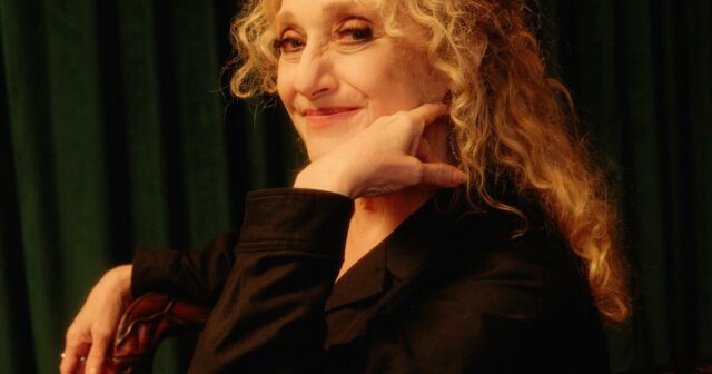 Warum es für Carol Kane so befreiend war, einen 70-jährigen Bat-Mizwa-Schüler zu spielen

