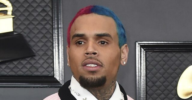 Chris Brown verklagt Warner Bros. wegen sexueller Nötigung in einem Dokumentarfilm

