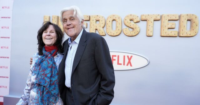 Jay Leno bekommt einen Tritt von den $ 847 -Sneakers der Frau: "Finden Sie Ihre Momente, wenn Sie lachen können" "

