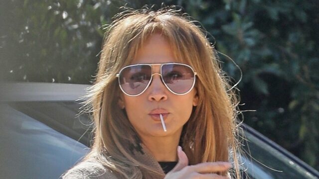 Jennifer Lopez genießt Lollipop während der Hausjagd in Brentwood

