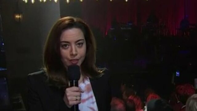 Aubrey Plaza tritt zum ersten öffentlichen Auftritt seit dem Tod des Ehemanns auf

