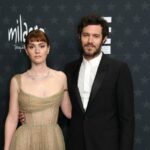 Adam Brody sagt, er liebt die "Liebling" Frau Leighton im Diskurs der Kritikerauswahl