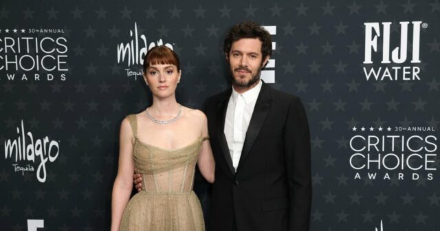 Adam Brody sagt, er liebt die "Liebling" Frau Leighton im Diskurs der Kritikerauswahl

