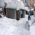 Rekordverstärkender Schneefall, der den Alltag in Nordjapans Hokkaido stört