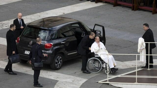 Papst Franziskus gab mit Bronchitis nach Rom zu, sagt der Vatikan

