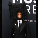 Jaden Smith trägt bizarre Schloss Kopfbedeckungen an Grammys, online geröstet