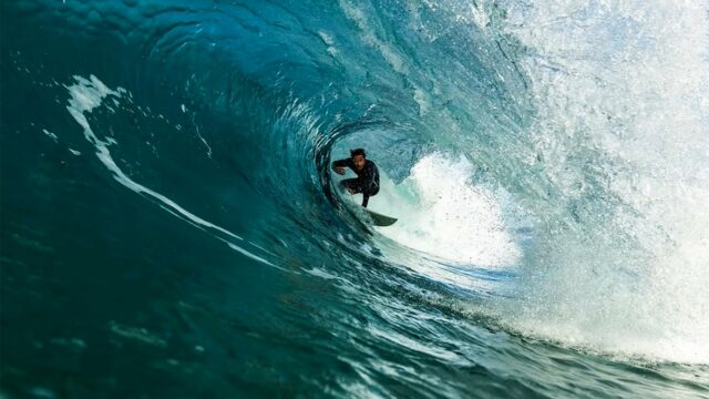 #Themoment ein Fotograf hat einige der größten Wellen der Welt und mutigste Surfer erobert

