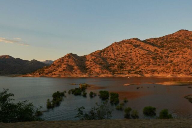 2,2 Milliarden Gallonen Wasser flossen aus zwei Central California Reservoirs, weil Trumps Befehl zur Eröffnung von Dämmen eröffnet wurde

