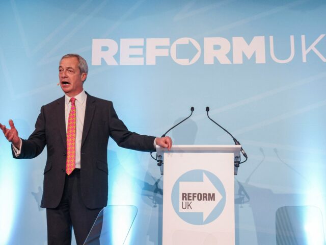 Nigel Farage's Right -Wing Reform Party führt zum ersten Mal in Großbritanniens Stimme

