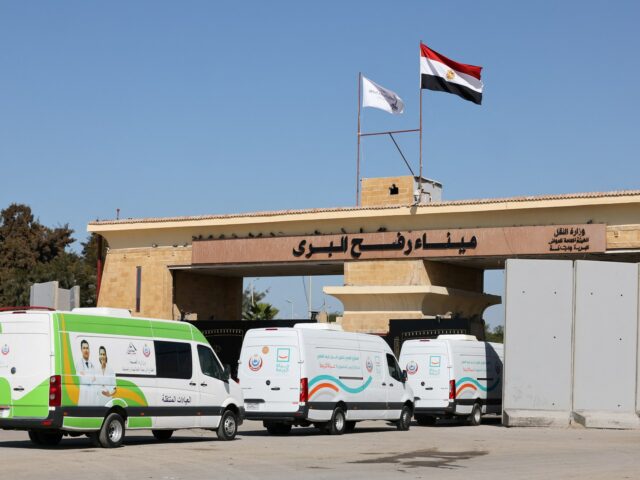 Palästinensische Patienten auf dem Weg nach Ägypten, als Rafah Crossing nach 9 Monaten beginnt

