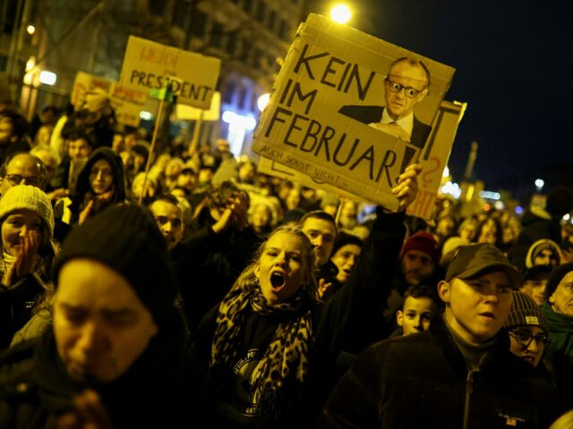 Die Deutschen protestieren gegen die konservative Zusammenarbeit mit weit rechts rechts

