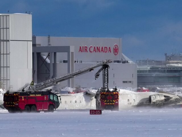 Mindestens acht verwundet, als Delta -Fly nach Ankunft am Flughafen Toronto sich dreht

