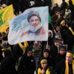 Der traurige Teilnehmer der ehemaligen Hisbollah -Laderin Nasrallahs Beerdigung im Libanon