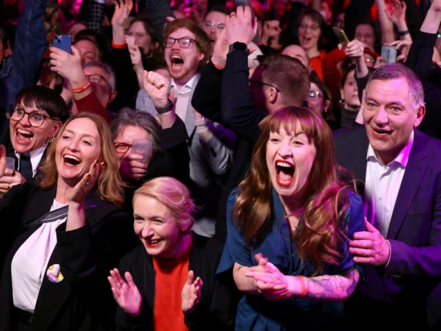 Rechtsrechte Abteilung und sozialistischer linker Sieg über junge Deutsche, die Wahlen enthüllen

