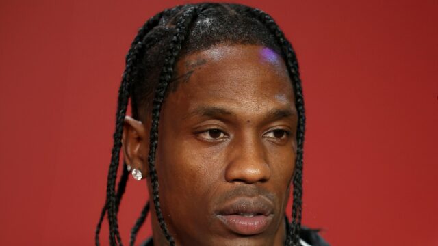 Travis Scott verklagte sich wegen mutmaßlicher Körperverletzung/Batterie, sagte Rep, er sei nicht in Rauferei gewesen

