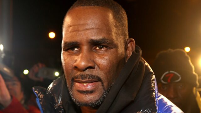 R. Kelly verklagte von 6 Opfern, die behaupten, er schulde ihnen immer noch Millionen

