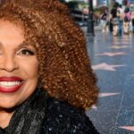 Roberta Flack wurde 1999 für Walk of Fame ausgewählt und habe nie Datum für die Enthüllung festgelegt