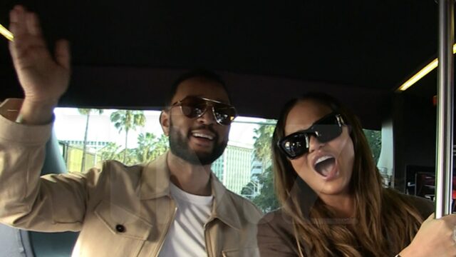 Chrissy Teigen & John Legend verkaufen Girl Scout Cookies, Serenade TMZ Tour Bus

