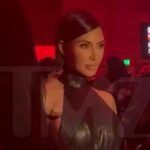 Kim Kardashian Stuns in Rückenless Black Kleid bei fünfzehn Prozent Gala