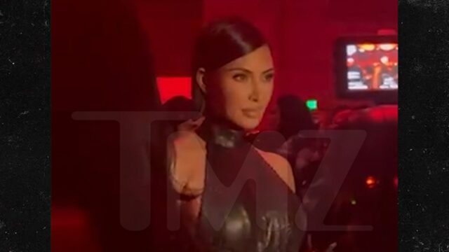 Kim Kardashian Stuns in Rückenless Black Kleid bei fünfzehn Prozent Gala

