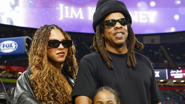 Jay-Z hat Spaß mit den Töchtern Blue Ivy und Rumi am Super Bowl-Seitenlinien

