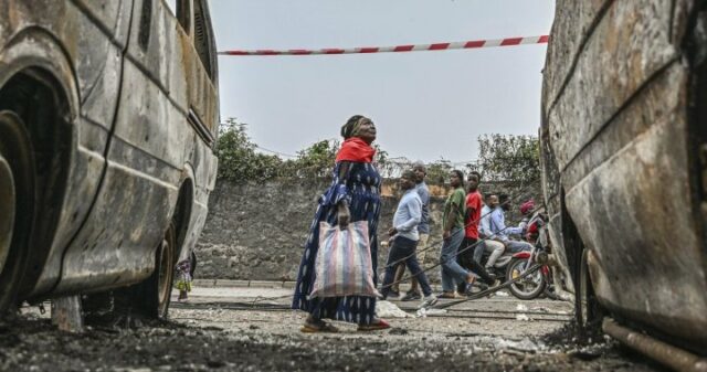 Die kongolesische Armee versucht, von Ruanda unterstützte Rebellen bei Kämpfen abzuwehren, bei denen rund 700 Menschen getötet wurden

