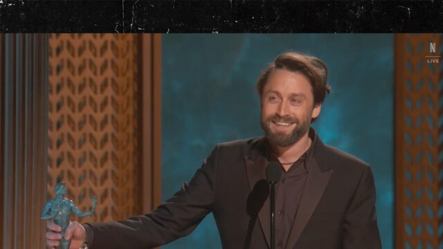 Kieran Culkin verbringt die meisten SAG Awards Rede, die auf das Gewicht der Trophäe fixiert ist

