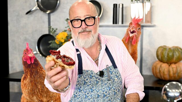 Küchenchef Andrew Zimmern schlägt Frühstücksalternativen vor, wenn die Eierpreise in die Höhe schnellen

