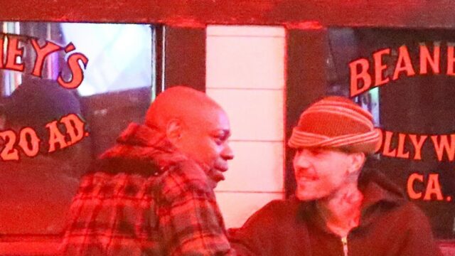 Justin Bieber macht eine Rauchpause, während er Dave Chappelle einholt

