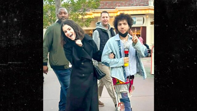 Selena Gomez und Benny Blanco haben die Auswahl der Kritiker für Disneyland Trip abgeholt

