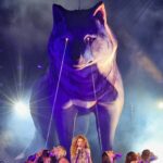 Shakira entfesselt Riese Wolf in der ersten Nacht der "Frauen nicht mehr Cry" -Tour