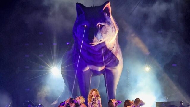 Shakira entfesselt Riese Wolf in der ersten Nacht der "Frauen nicht mehr Cry" -Tour

