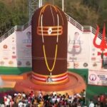 Maha Shivratri 2025: Gujarat Tritte von Mahashivaratri Feier mit Installation von 36 Fuß hoher Rudraksha Shivling in Valsad (Video ansehen)