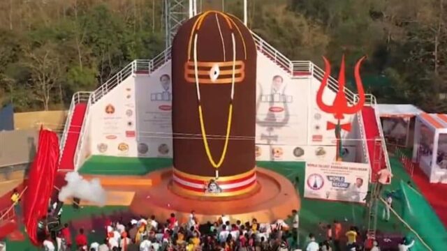 Maha Shivratri 2025: Gujarat Tritte von Mahashivaratri Feier mit Installation von 36 Fuß hoher Rudraksha Shivling in Valsad (Video ansehen)

