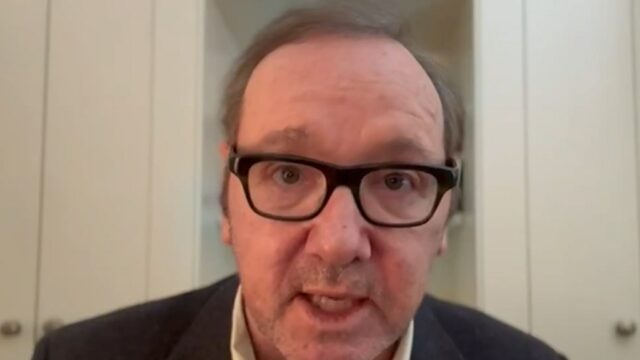 Kevin Spacey Rips Guy Pearce sagt, er sei kein Opfer, nachdem er "gezielte" Behauptungen betrifft

