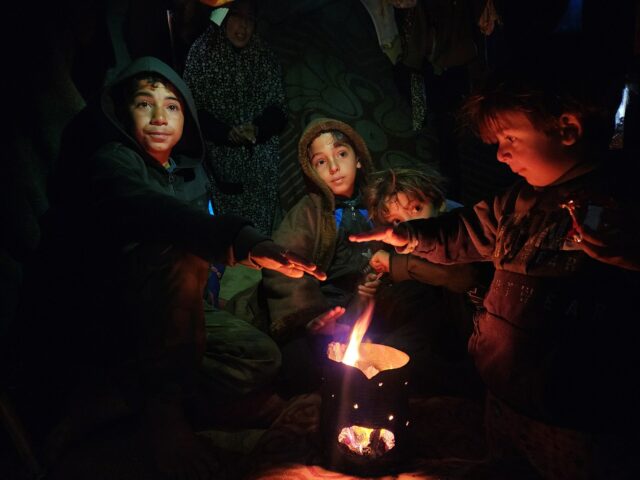 Starker Wind und kräftiger Regen, der die Überlebenden von Gaza pummelt

