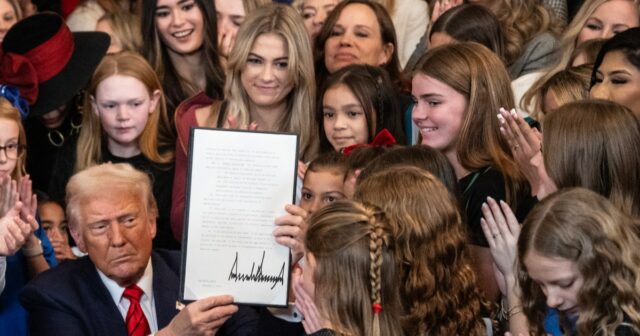 Trump Zeichen befreien, Transfrauen und Mädchen von weiblichen Sportarten zu verhindern

