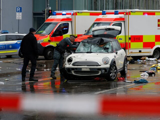 Dutzende von Schäden durch das Rahmen des Autos in Deutschlands München

