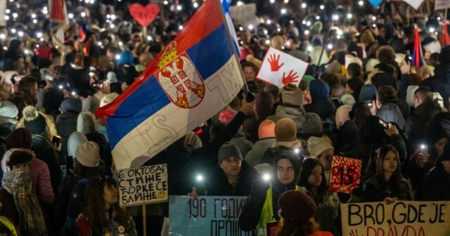 Tausende Marke des Bundesstaates Serbien mit Protest gegen Anti -Korruption

