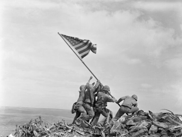 Heute in der Geschichte: 23. Februar heben Marines die Flagge auf iwo jima

