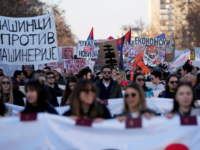 Tausende Proteste in Serbien und markieren vor drei Monaten tödlicher Dachkollaps

