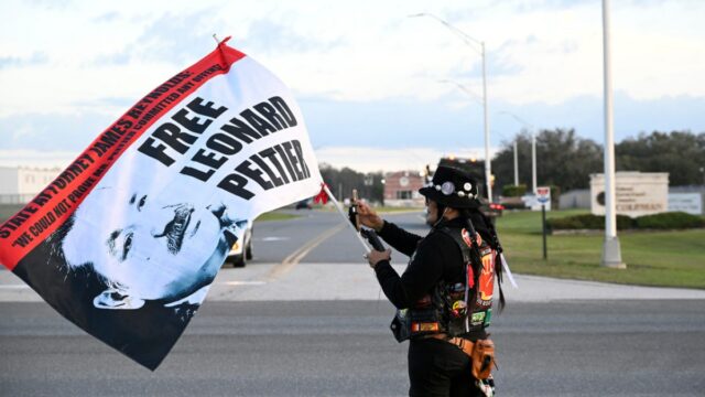 Aktivist der amerikanischen Ureinwohner Leonard Peltier aus dem US -Gefängnis entlassen

