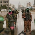 Die Hamas befreit die ersten fünf von sechs israelischen Geiseln, die im letzten Waffenstillstandsaustausch veröffentlicht werden sollen