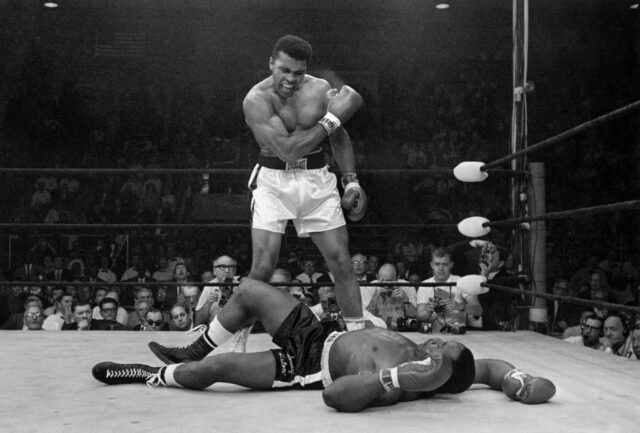 Heute in der Geschichte: 25. Februar, Muhammad Ali gewinnt Schwergewichts -Titel

